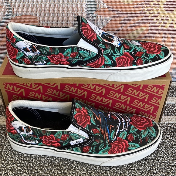 Vans WMNS Classic Slip-0n
Rose Skulls Black/True White 
VN0A7Q5D6BT
Sneakers - Picture 5 of 16